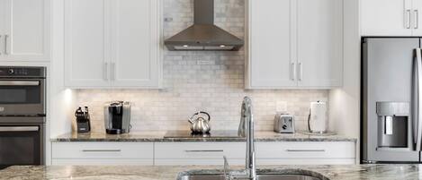 Een koelkast, een microgolfoven, een oven, een kookplaat