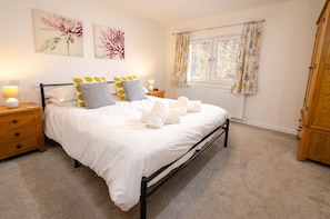 1 bedroom, iron/ironing board, internet, bed sheets