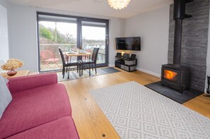 TV, fireplace - Gale Coach House, Ambleside (Ambleside)