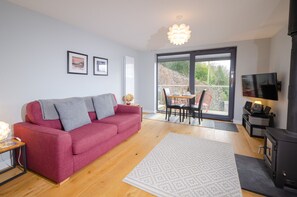 TV, fireplace - Gale Coach House, Ambleside (Ambleside)