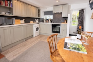 Microwave, oven, dishwasher, cookware/dishes/utensils
