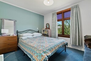 3 bedrooms, iron/ironing board, WiFi - The Lakefront Gem - Wanaka Holiday Home (Wanaka)