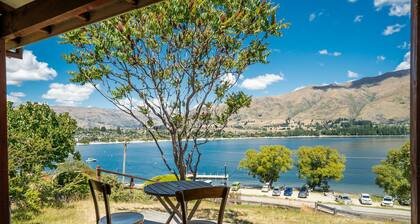 The Lakefront Gem - Wanaka Holiday Home