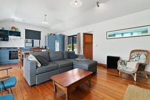 TV - The Lakefront Gem - Wanaka Holiday Home (Wanaka)
