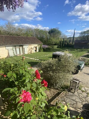 Property grounds - Bright spacious gite with pool near Cahors (Pontcirq)