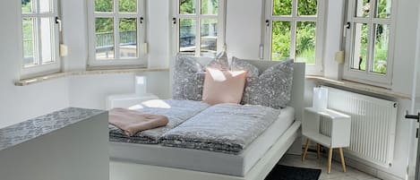 スタジオ ダブルベッド 1 台ソファーベッド付き (incl. EUR 25 cleaning fee per stay) | アイロン / アイロン台、WiFi (無料)、ベッドシーツ