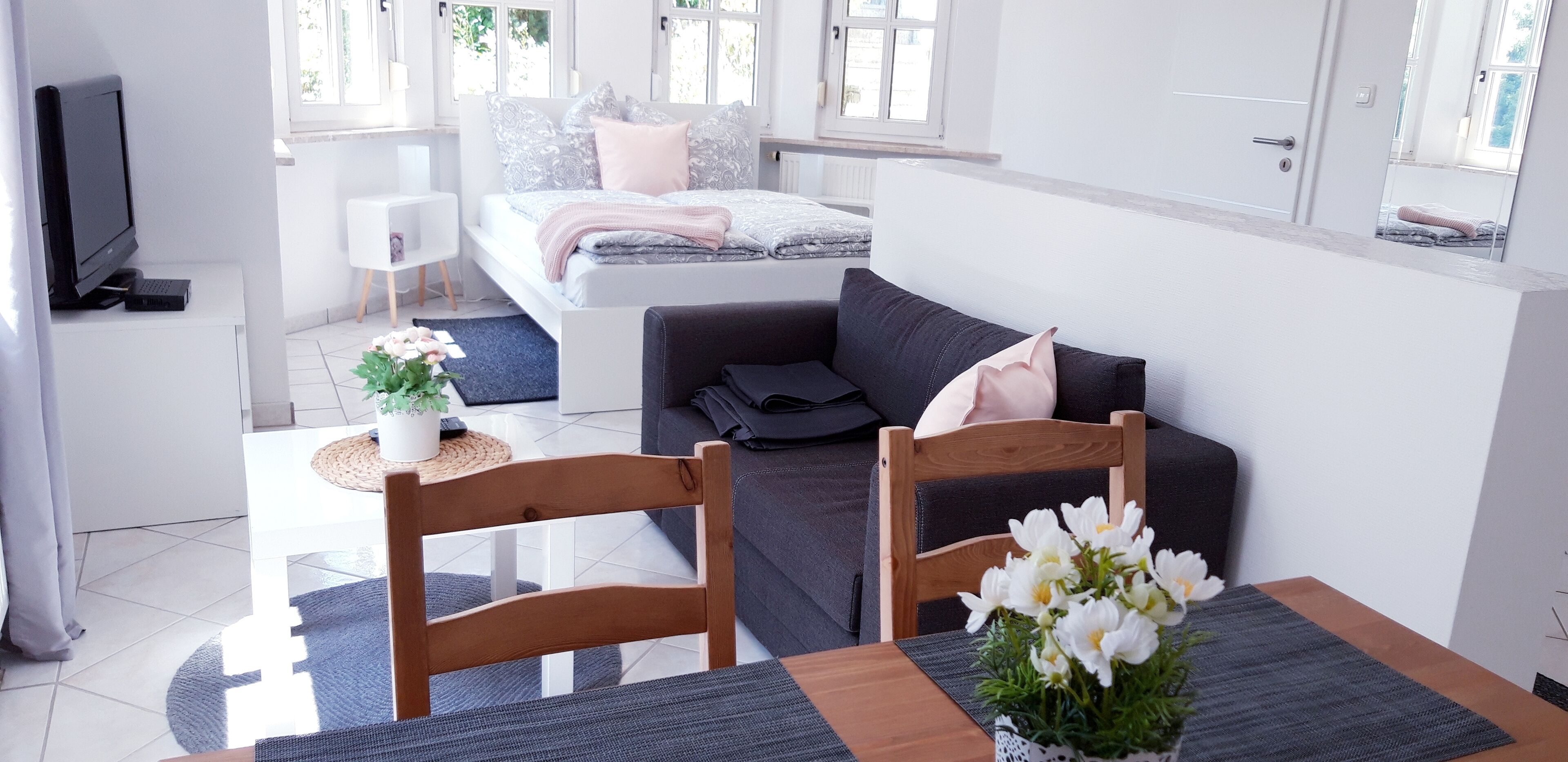 Studio, 1 Doppelbett und Schlafsofa (incl. EUR 25 cleaning fee per stay) | Wohnbereich | Flachbildfernseher