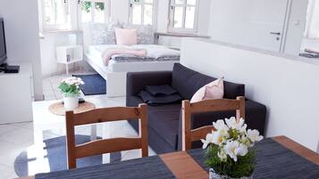 Studio, 1 Doppelbett und Schlafsofa (incl. EUR 25 cleaning fee per stay) | Wohnbereich | Flachbildfernseher