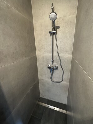 Studio, 1 Double Bed with Sofa bed (incl. EUR 25 cleaning fee per stay) | Bathroom | Shower, hair dryer, towels, soap - Apartment Donaublick (Bad Abbach)