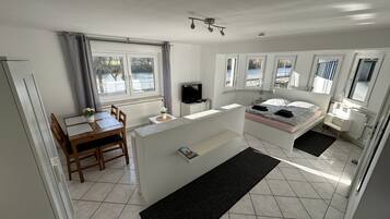 Studio, 1 Doppelbett und Schlafsofa (incl. EUR 25 cleaning fee per stay) | Bügeleisen/Bügelbrett, kostenloses WLAN, Bettwäsche