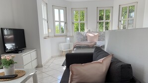 Studio, 1 dobbeltseng med sovesofa (incl. EUR 25 cleaning fee per stay) | Oppholdsområde | Flatskjerm-TV