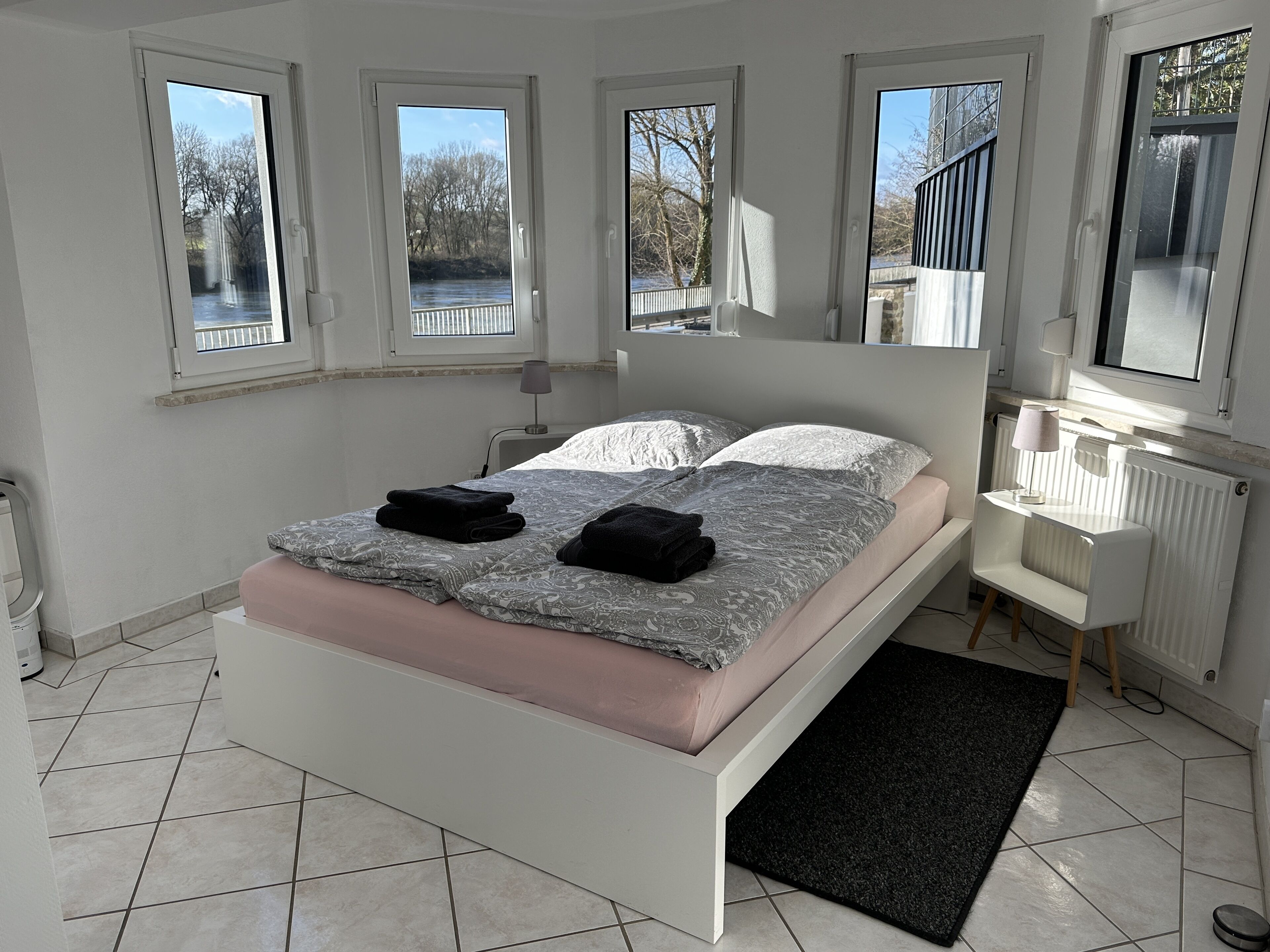 Tabla de planchar con plancha, wifi gratis y ropa de cama 