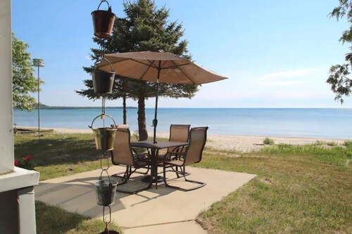 Squeaky Clean! Gorgeous St. Ignace Beach House!