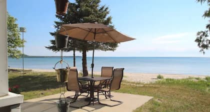 Squeaky Clean! Gorgeous St. Ignace Beach House!