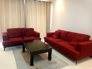 TV - Fully furnished 8th floor apartment (Nairobi)