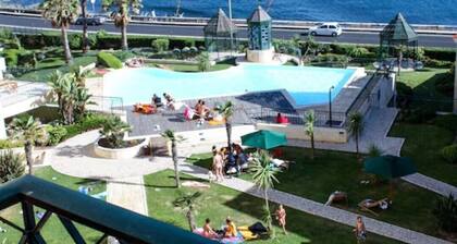 Spacious luxury apartment with 180° ocean view, pool, seafront beach