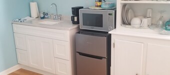 Private Room Minutes away from the beach and downtown.