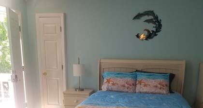 Private Room Minutes away from the beach and downtown.