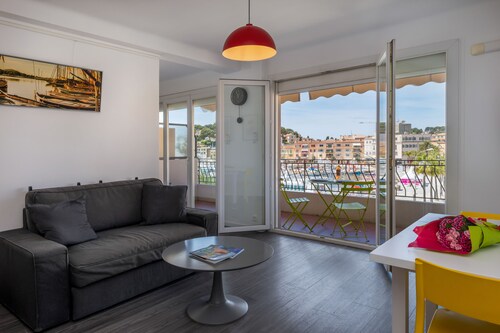 37m2 + 9 m2 terrace on the port of Sanary/mer