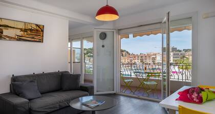 37m2 + 9 m2 terrace on the port of Sanary/mer