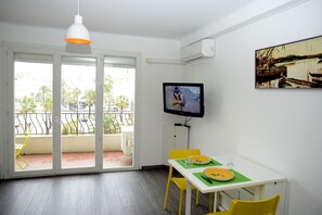 Dining - 37m2 + 9 m2 terrace on the port of Sanary/mer (Sanary-sur-Mer)