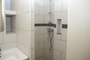 Douche, sèche-cheveux, serviettes fournies, savon