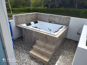 Bain à remous extérieur