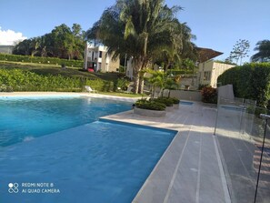 Utendørsbasseng og et oppvarmet basseng