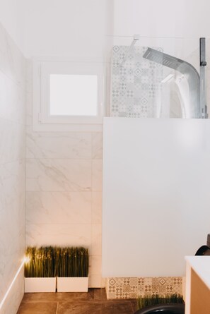 Bathtub, hair dryer, towels, soap - The SummerHouse Project, a Home with Garden & Veranda, 5' from the Beach (Perithia, Thinali-Corfu)