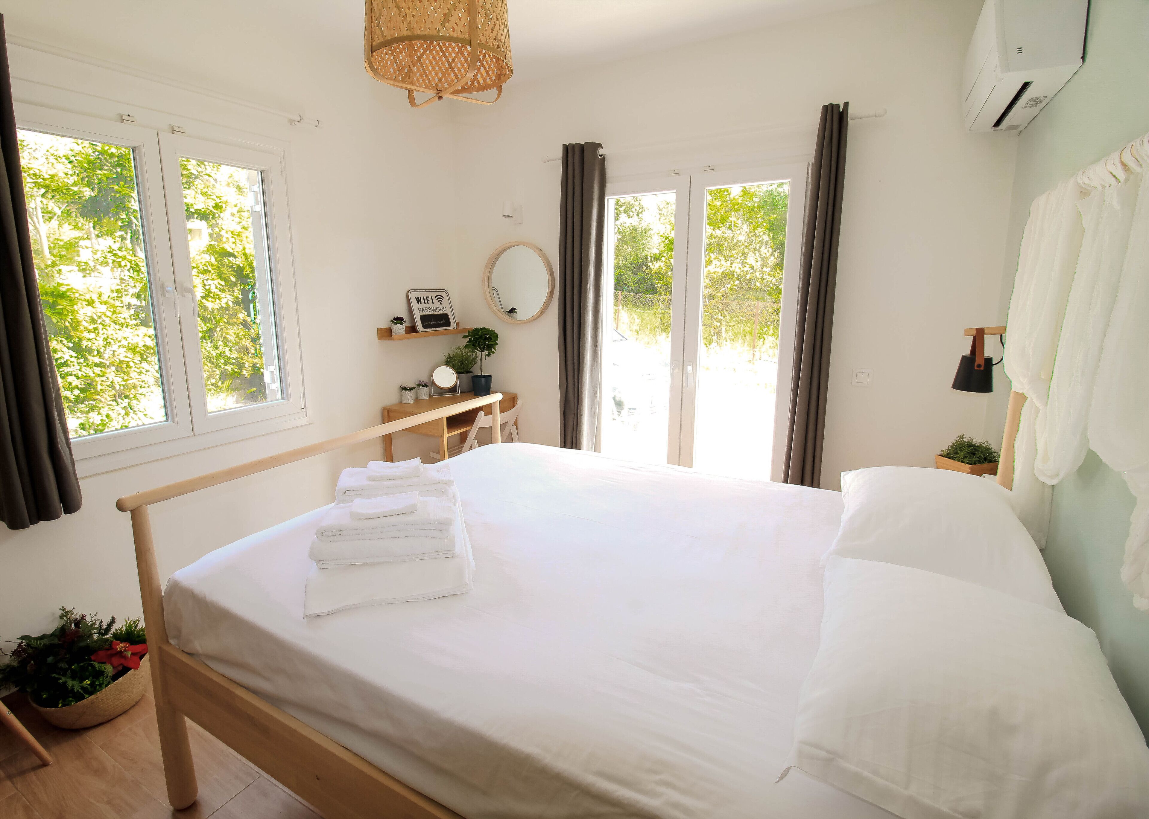 2 dormitorios, caja fuerte, escritorio y tabla de planchar con plancha