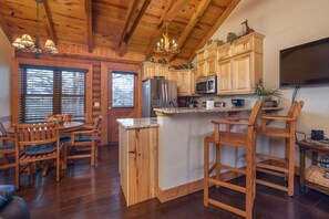 Fridge, microwave, oven, stovetop - "Fox Trail" Luxury cabin at Branson Woods Resort (Branson)