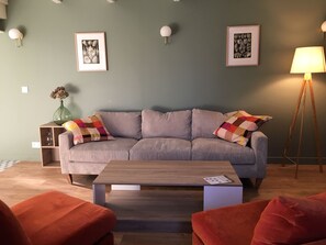 Fireplace, books, stereo