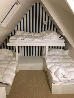 3 bedrooms, travel cot, free WiFi, bed sheets