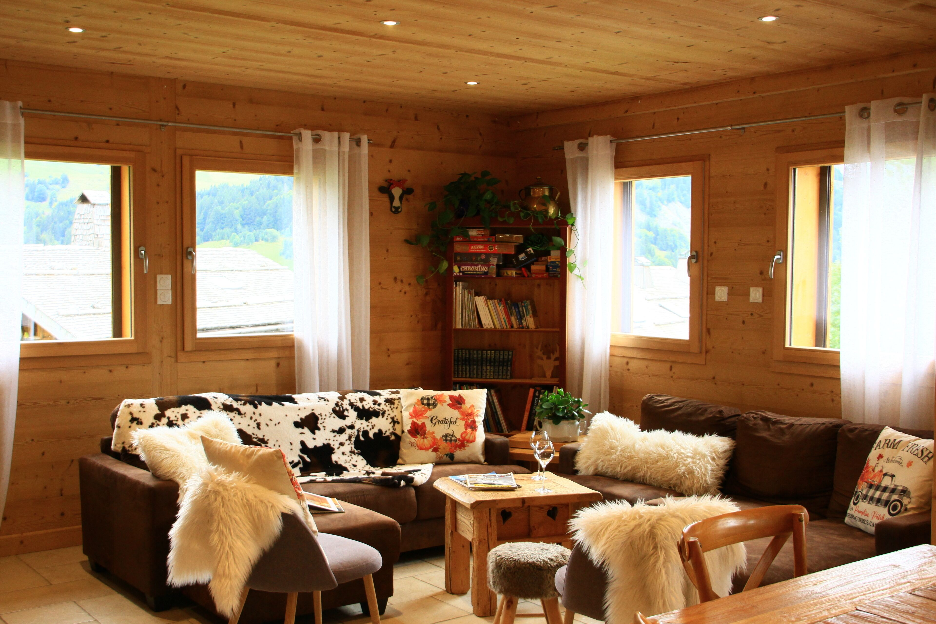 Televisión, reproductor de DVD, futbolito y libros 