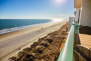 على الشاطئ، كراسي للتشمس