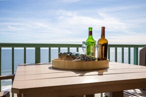 Outdoor dining - Stunning Top-Floor 3 Bedroom, 2 Bath Oceanfront Condo 902 Pinnacle (North Myrtle Beach)