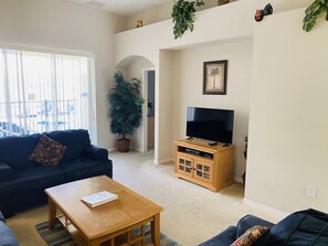 Smart-TV, Videospiele, Tischtennisplatte