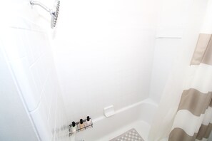 Badkar/dusch, hårtork, handdukar och schampo