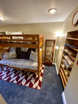 3 slaapkamers, een bureau, een strijkplank/strijkijzer, reisbedje