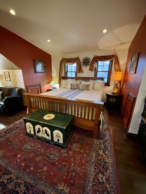 3 bedrooms, desk, iron/ironing board, travel crib