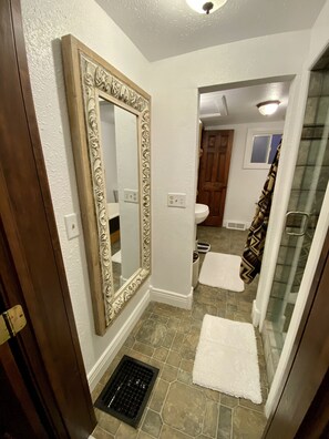 Een bad, een haardroger, handdoeken, zeep