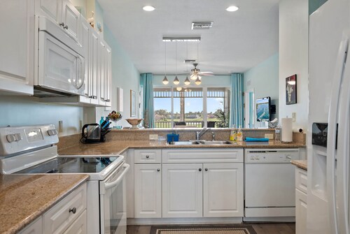 Lovely 2-Bedroom + Den Condo in Greenlinks Resort