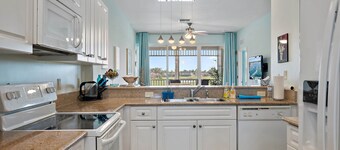 Lovely 2-Bedroom + Den Condo in Greenlinks Resort