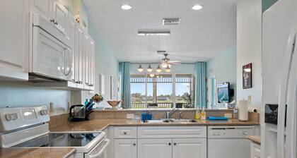 Lovely 2-Bedroom + Den Condo in Greenlinks Resort