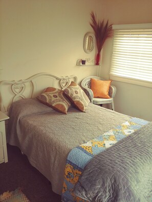 2 Schlafzimmer, Schreibtisch, Bügeleisen/Bügelbrett, Reisekinderbett