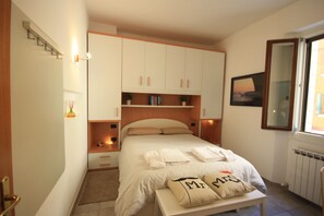 1 Schlafzimmer, Schreibtisch, Bügeleisen/Bügelbrett, Reisekinderbett