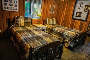 4 bedrooms, iron/ironing board, Internet, bed sheets