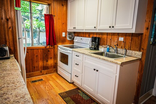 Breathtaking Dog friendly chalet within walking distance of all amenities