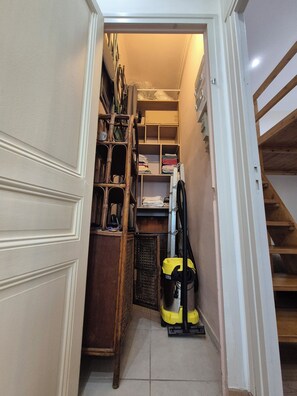 Interior - Cozy, Renovated 2-Bedroom Apartment – Right in the Heart of Nice • Calm • Train station 5 min • Tram • Walk to the Sea (Nice)