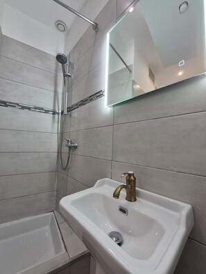 Shower, hair dryer, towels, soap - Cozy, Renovated 2-Bedroom Apartment – Right in the Heart of Nice • Calm • Train station 5 min • Tram • Walk to the Sea (Nice)